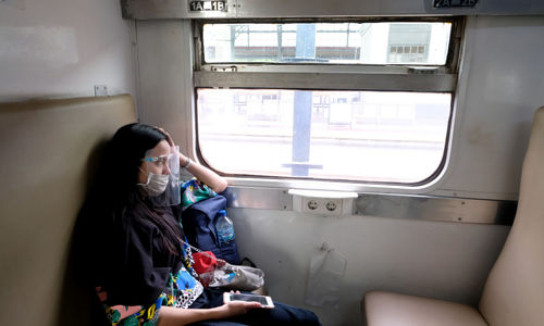 <p>Penumpang berada didalam rangkaian kereta api Matarmaja relasi Jakarta-Malang yang diberangkatkan dari stasiun Pasar Senen, Jakarta, Selasa, 27 Oktober 2020. Foto: Ismail Pohan/TrenAsia</p>
