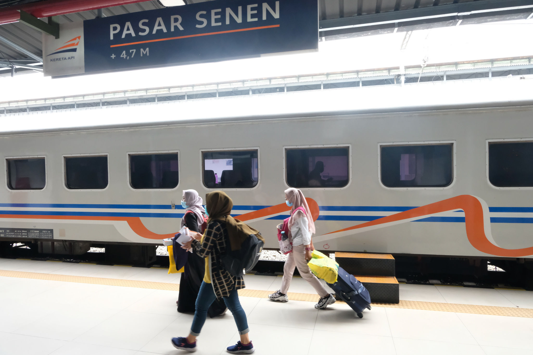 <p>Penumpang kereta api berjalan di peron menuju rangkaian kereta api Matarmaja relasi Jakarta-Malang yang diberangkatkan dari stasiun Pasar Senen, Jakarta, Selasa, 27 Oktober 2020. Foto: Ismail Pohan/TrenAsia</p>
