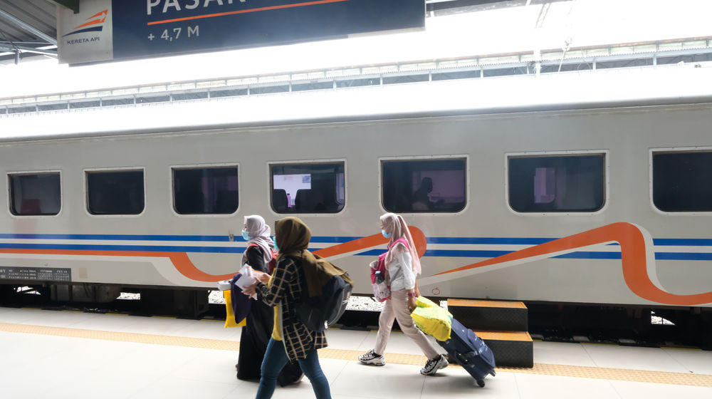 <p>Penumpang kereta api berjalan di peron menuju rangkaian kereta api Matarmaja relasi Jakarta-Malang yang diberangkatkan dari stasiun Pasar Senen, Jakarta, Selasa, 27 Oktober 2020. Foto: Ismail Pohan/TrenAsia</p>
