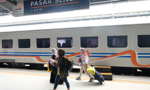 <p>Penumpang kereta api berjalan di peron menuju rangkaian kereta api Matarmaja relasi Jakarta-Malang yang diberangkatkan dari stasiun Pasar Senen, Jakarta, Selasa, 27 Oktober 2020. Foto: Ismail Pohan/TrenAsia</p>
