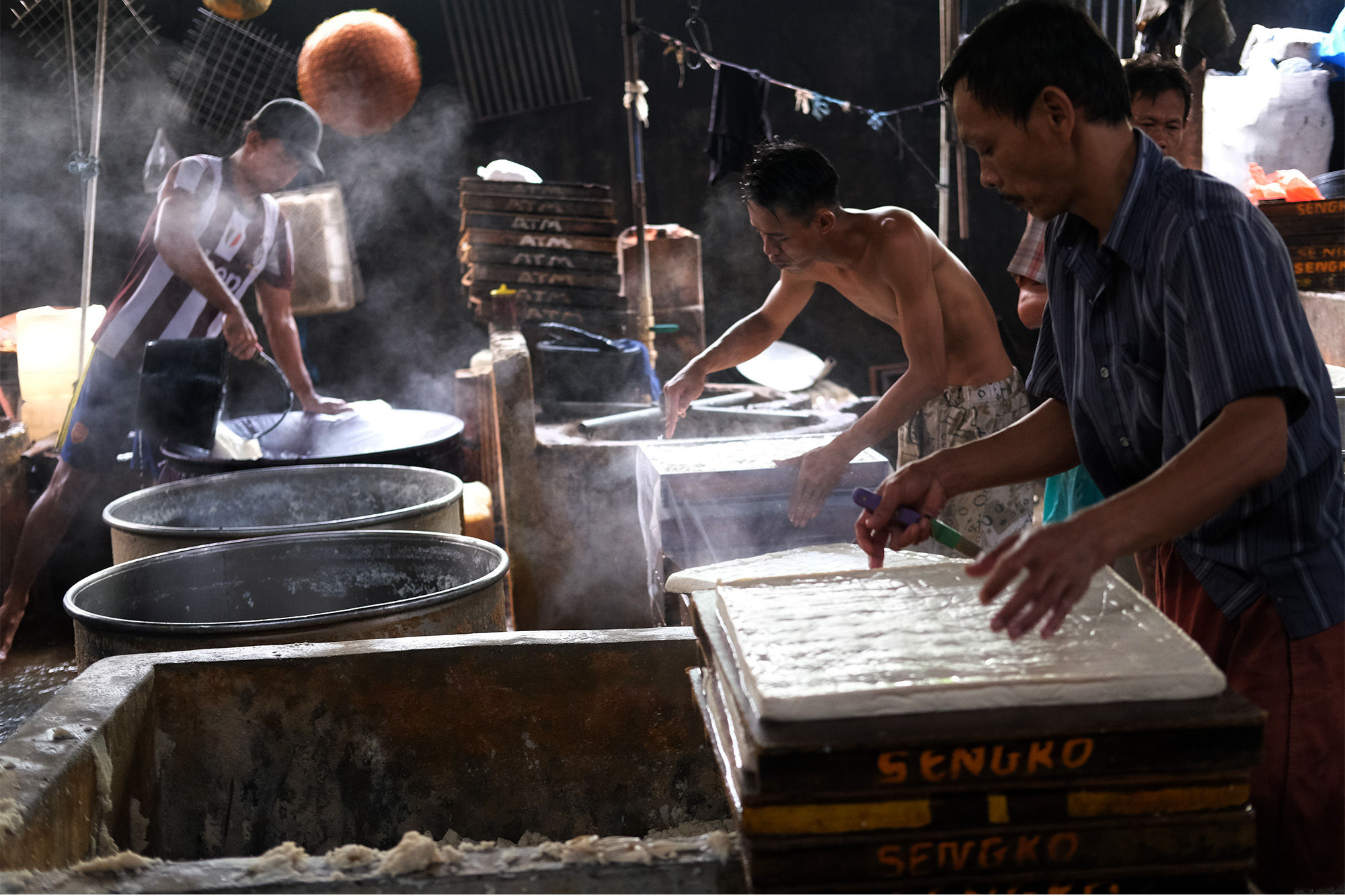 <p>Pekerja menyelesaikan proses pembuatan tahu di industri rumahan kawasan Duren Tiga, Jakarta Selatan, Senin, 19 Oktober 2020. Foto: Ismail Pohan/TrenAsia</p>
