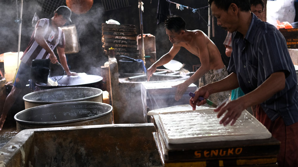 <p>Pekerja menyelesaikan proses pembuatan tahu di industri rumahan kawasan Duren Tiga, Jakarta Selatan, Senin, 19 Oktober 2020. Foto: Ismail Pohan/TrenAsia</p>
