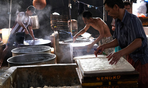 <p>Pekerja menyelesaikan proses pembuatan tahu di industri rumahan kawasan Duren Tiga, Jakarta Selatan, Senin, 19 Oktober 2020. Foto: Ismail Pohan/TrenAsia</p>