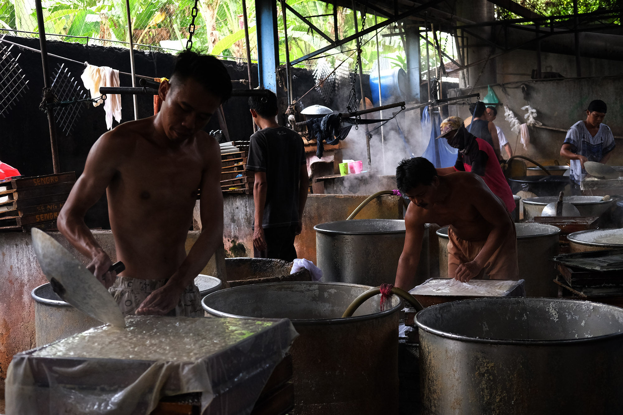 <p>Pekerja menyelesaikan proses pembuatan tahu di industri rumahan kawasan Duren Tiga, Jakarta Selatan, Senin, 19 Oktober 2020. Foto: Ismail Pohan/TrenAsia</p>
