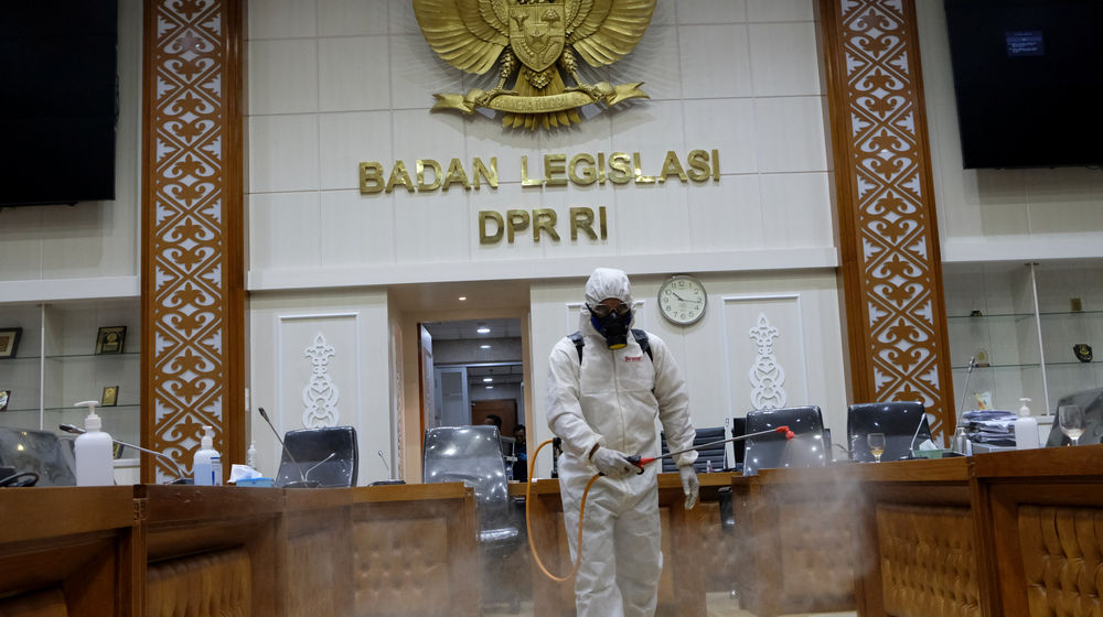 <p>Petugas melakukan penyemprotan disinfektan di ruang rapat badan legislasi Gedung Nusantara 1, Komplek Parlemen, Senayan, Jakarta, Senin, 12 Oktober 2020. Sejak memasuki masa reses 6 Oktober 2020, DPR melakukan penyemprotan secara rutin di setiap ruangan dan lingkungan komplek parlemen. Hal ini dilakukan untuk mencegah terjadinya penyebaran virus corona setelah 18 anggota DPR dinyatakan positif Covid-19. Foto: Ismail Pohan/TrenAsia</p>
