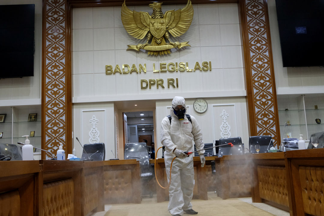 <p>Petugas melakukan penyemprotan disinfektan di ruang rapat badan legislasi Gedung Nusantara 1, Komplek Parlemen, Senayan, Jakarta, Senin, 12 Oktober 2020. Sejak memasuki masa reses 6 Oktober 2020, DPR melakukan penyemprotan secara rutin di setiap ruangan dan lingkungan komplek parlemen. Hal ini dilakukan untuk mencegah terjadinya penyebaran virus corona setelah 18 anggota DPR dinyatakan positif Covid-19. Foto: Ismail Pohan/TrenAsia</p>
