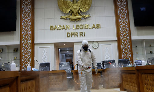 <p>Petugas melakukan penyemprotan disinfektan di ruang rapat badan legislasi Gedung Nusantara 1, Komplek Parlemen, Senayan, Jakarta, Senin, 12 Oktober 2020. Sejak memasuki masa reses 6 Oktober 2020, DPR melakukan penyemprotan secara rutin di setiap ruangan dan lingkungan komplek parlemen. Hal ini dilakukan untuk mencegah terjadinya penyebaran virus corona setelah 18 anggota DPR dinyatakan positif Covid-19. Foto: Ismail Pohan/TrenAsia</p>
