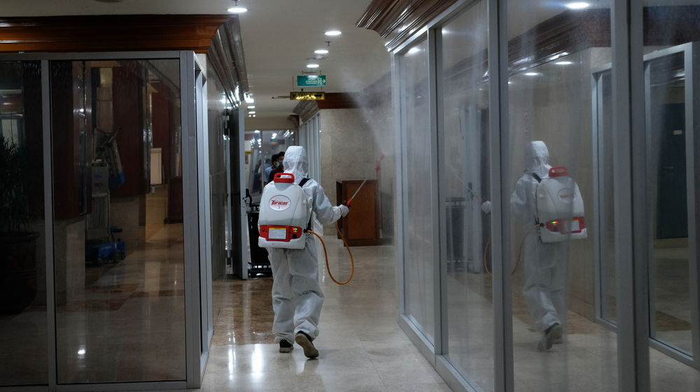<p>Petugas melakukan penyemprotan disinfektan di Gedung Nusantara 1, Komplek Parlemen, Senayan, Jakarta, Senin, 12 Oktober 2020. Sejak memasuki masa reses 6 Oktober 2020, DPR melakukan penyemprotan secara rutin di setiap ruangan dan lingkungan komplek parlemen. Hal ini dilakukan untuk mencegah terjadinya penyebaran virus corona setelah 18 anggota DPR dinyatakan positif Covid-19. Foto: Ismail Pohan/TrenAsia</p>
