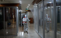 <p>Petugas melakukan penyemprotan disinfektan di Gedung Nusantara 1, Komplek Parlemen, Senayan, Jakarta, Senin, 12 Oktober 2020. Sejak memasuki masa reses 6 Oktober 2020, DPR melakukan penyemprotan secara rutin di setiap ruangan dan lingkungan komplek parlemen. Hal ini dilakukan untuk mencegah terjadinya penyebaran virus corona setelah 18 anggota DPR dinyatakan positif Covid-19. Foto: Ismail Pohan/TrenAsia</p>
