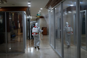 <p>Petugas melakukan penyemprotan disinfektan di Gedung Nusantara 1, Komplek Parlemen, Senayan, Jakarta, Senin, 12 Oktober 2020. Sejak memasuki masa reses 6 Oktober 2020, DPR melakukan penyemprotan secara rutin di setiap ruangan dan lingkungan komplek parlemen. Hal ini dilakukan untuk mencegah terjadinya penyebaran virus corona setelah 18 anggota DPR dinyatakan positif Covid-19. Foto: Ismail Pohan/TrenAsia</p>
