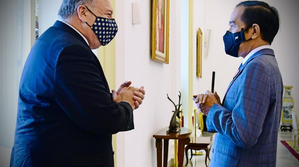 <p>Presiden Jokowi berbincang dengan Menlu AS Mike Pompeo, Kamis (29/10), di Istana Kepresidenan Bogor, Jawa Barat. (Sumber: Setkab)</p>
