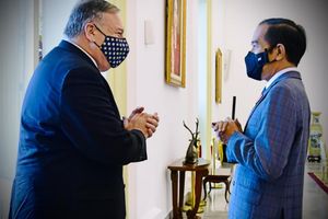 <p>Presiden Jokowi berbincang dengan Menlu AS Mike Pompeo, Kamis (29/10), di Istana Kepresidenan Bogor, Jawa Barat. (Sumber: Setkab)</p>
