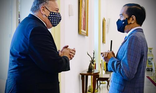 <p>Presiden Jokowi berbincang dengan Menlu AS Mike Pompeo, Kamis (29/10), di Istana Kepresidenan Bogor, Jawa Barat. (Sumber: Setkab)</p>
