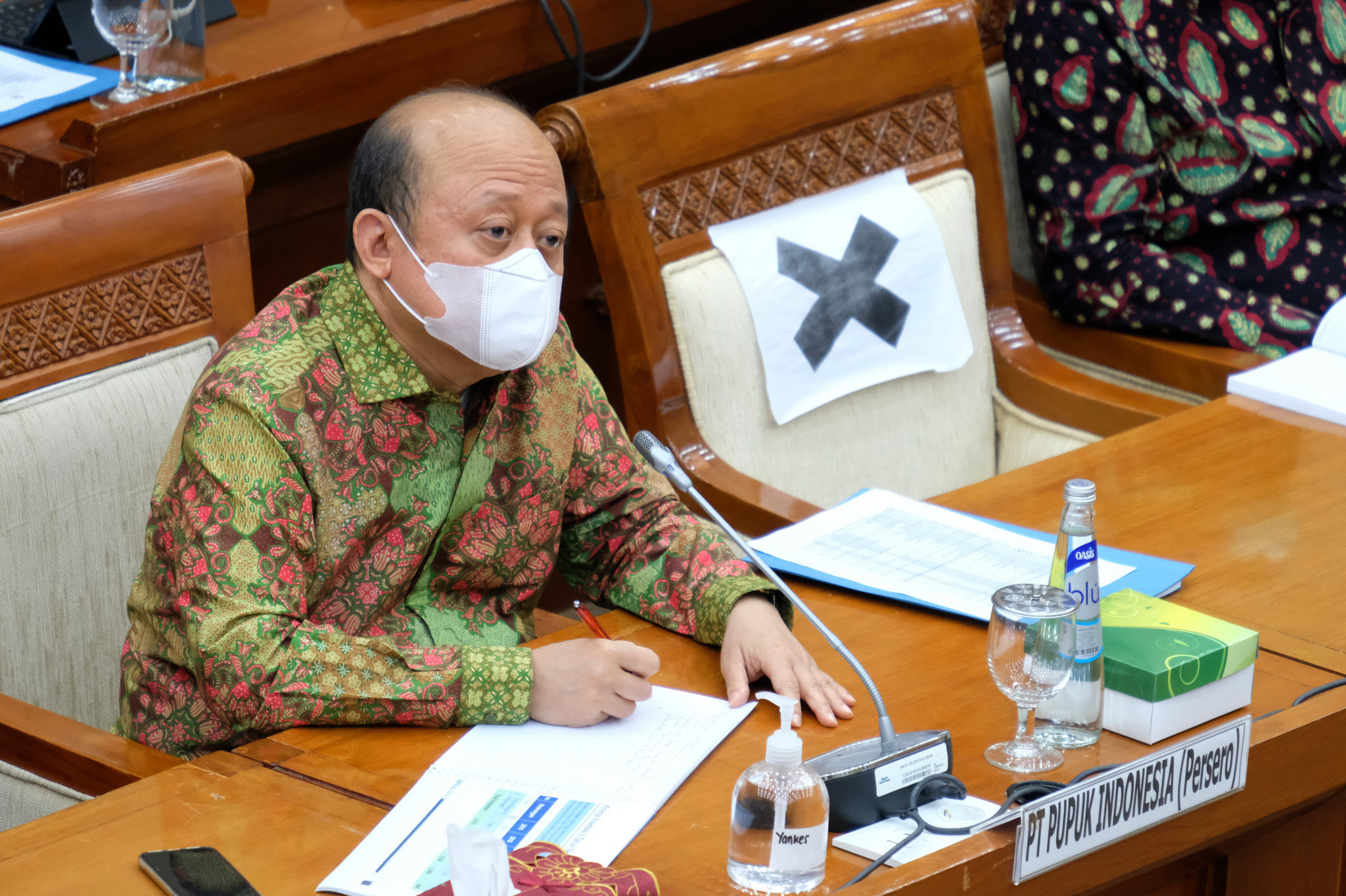 <p>Direktur Utama PT Pupuk Indonesia (Persero) Holding Company, Achmad Bakir Pasaman mengikuti Rapat Dengar Pendapat dengan Komisi VI DPR di komplek Parlemen, Senayan, Jakarta, Kamis, 1 Oktober 2020. Rapat Dengar Pendapat membahas kondisi aktual perusahaan dalam penanganan Covid-19 dan program pemulihan ekonomi nasional, serta profit perusahaan (Capex) dan operasional perusahaan (Opex). Foto: Ismail Pohan/TrenAsia</p>
