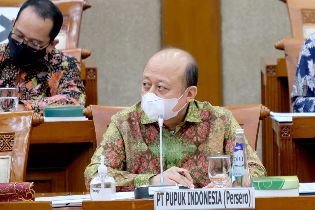 <p>Direktur Utama PT Pupuk Indonesia (Persero) Holding Company, Achmad Bakir Pasaman (kanan) mengikuti Rapat Dengar Pendapat dengan Komisi VI DPR di komplek Parlemen, Senayan, Jakarta, Kamis, 1 Oktober 2020. Rapat Dengar Pendapat membahas kondisi aktual perusahaan dalam penanganan Covid-19 dan program pemulihan ekonomi nasional, serta profit perusahaan (Capex) dan operasional perusahaan (Opex). Foto: Ismail Pohan/TrenAsia</p>
