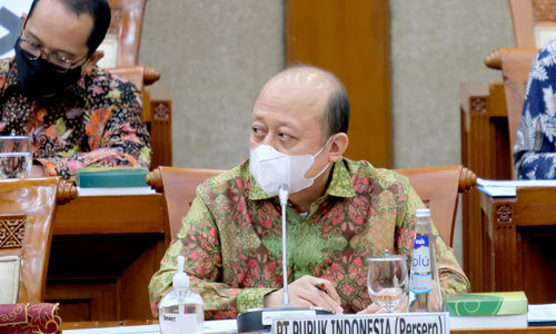 <p>Direktur Utama PT Pupuk Indonesia (Persero) Holding Company, Achmad Bakir Pasaman (kanan) mengikuti Rapat Dengar Pendapat dengan Komisi VI DPR di komplek Parlemen, Senayan, Jakarta, Kamis, 1 Oktober 2020. Rapat Dengar Pendapat membahas kondisi aktual perusahaan dalam penanganan Covid-19 dan program pemulihan ekonomi nasional, serta profit perusahaan (Capex) dan operasional perusahaan (Opex). Foto: Ismail Pohan/TrenAsia</p>
