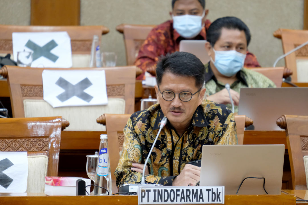 <p>Direktur Utama PT Indofarma, Arief Pramuhanto (kanan) sat hadir dalam rapat dengar pendapat holding farmasi BUMN dengan Komisi VI DPR di komplek Parlemen, Senayan, Jakarta, Senin, 5 Oktober2020. Rapat membahas kondisi aktual perusahaan dalam penanganan COVID-19 dan Program Pemulihan Ekonomi Nasional (PEN), serta membahas profit dan operasional perusahaan, termasuk soal harga obat COVID-19. Foto: Ismail Pohan/TrenAsia</p>
