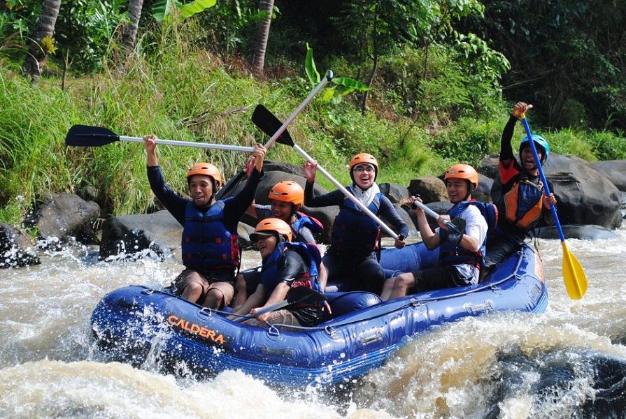 <p>Wisata arung jeram atau rafting di Sungai Citarik Sukabumi / Raftingcitarik.com</p>
