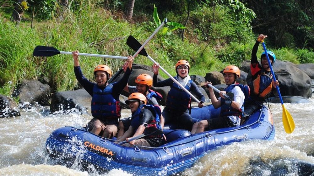 <p>Wisata arung jeram atau rafting di Sungai Citarik Sukabumi / Raftingcitarik.com</p>
