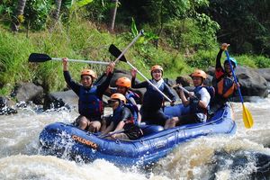 <p>Wisata arung jeram atau rafting di Sungai Citarik Sukabumi / Raftingcitarik.com</p>
