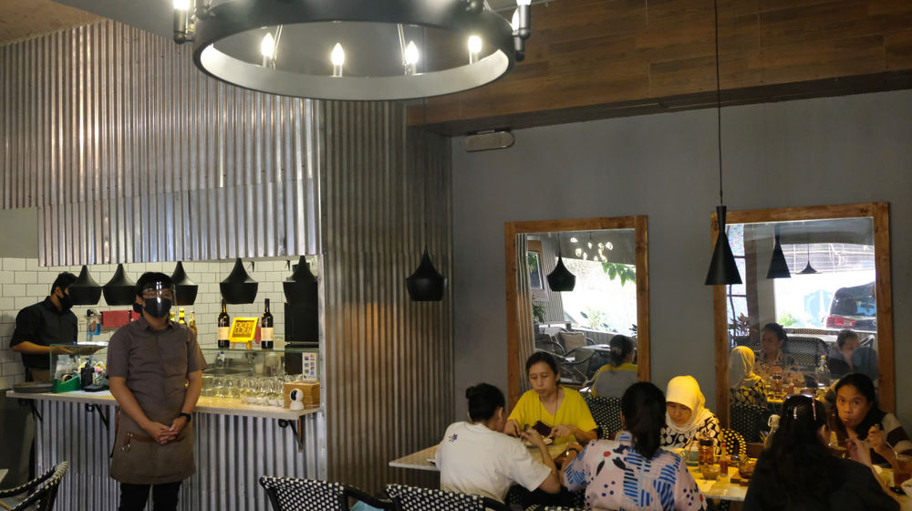 <p>Sejumlah tamu menikmati makan siang di resto COUZ Steak House, Kemang, Jakarta, Selasa, 13 Oktober 2020. Pemprov DKI Jakarta memperbolehkan kembali masyarakat makan di tempat atau dine-in di restoran, rumah makan dan cafe dengan protokol kesehatan khusus diantaranya maksimal 50 persen kapasitas serta jarak antarmeja dan kursi minimal 1,5 meter kecuali untuk pengunjung yang satu domisili. Selain itu, pengunjung dilarang berpindah-pindah atau berlalu-lalang, alat makan dan minum disterilisasi secara rutin, serta pelayan rumah makan atau kafe wajib mengenakan masker, face shield, dan sarung tangan.<br />
Hal itu berlaku selama  PSBB transisi mulai 12 hingga 25 Oktober 2020. Dine-in diperkenankan mulai pukul 6 pagi sampai 9 malam. Layanan take-away dan delivery order tetap beroperasi selama 24 jam. Foto: Ismail Pohan/TrenAsia</p>
