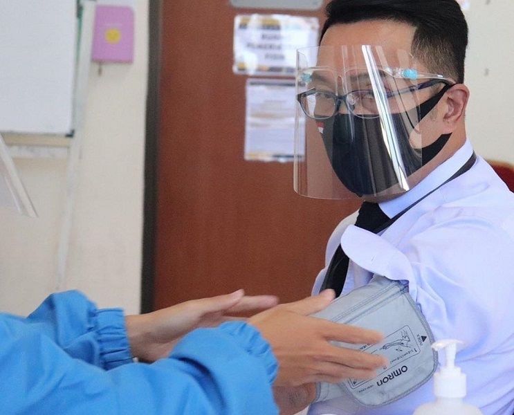 <p>Gubernur Jawa Barat Ridwan Kamil saat menjadi relawan uji klinis fase 3 vaksin COVID-19 buatan Sinovac pada Agustus 2020 / Facebook @mochamadridwankamil</p>
