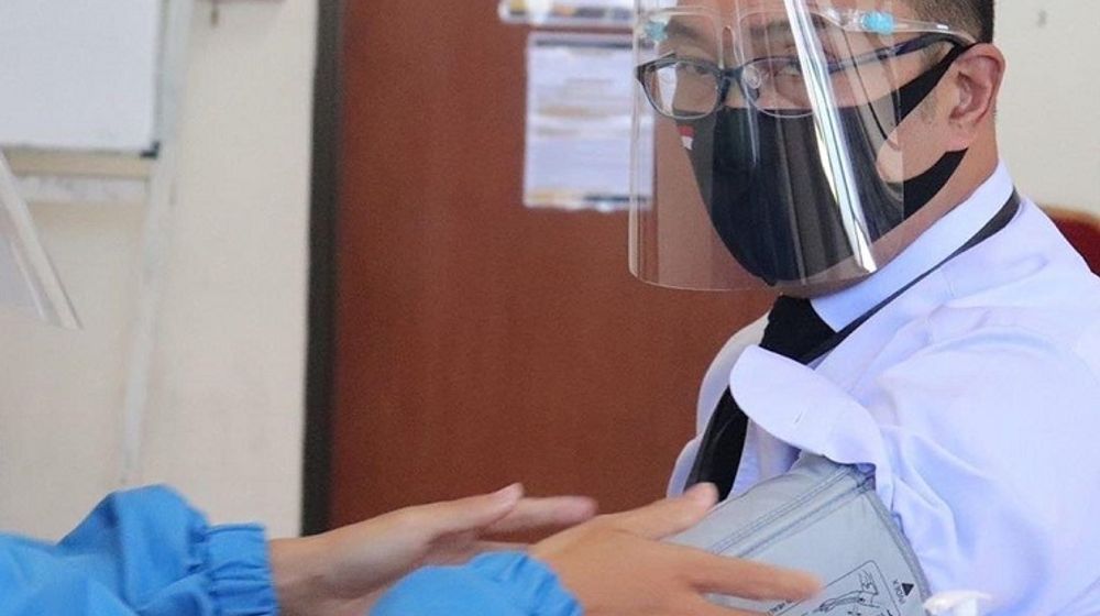 <p>Gubernur Jawa Barat Ridwan Kamil saat menjadi relawan uji klinis fase 3 vaksin COVID-19 buatan Sinovac pada Agustus 2020 / Facebook @mochamadridwankamil</p>