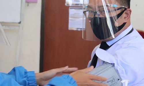 <p>Gubernur Jawa Barat Ridwan Kamil saat menjadi relawan uji klinis fase 3 vaksin COVID-19 buatan Sinovac pada Agustus 2020 / Facebook @mochamadridwankamil</p>
