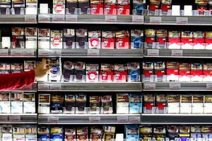 <p>Penaikkan cukai rokok dapat mempengaruhi gerak saham emiten rokok. Dua dari lima emiten rokok yang melantai di bursa efek telah masuk dalam Indeks LQ45 yakni PT HM Sampoerna Tbk (HMSP) dan PT Gudang Garam Tbk (GGRM). Sedangkan, tiga emiten lain yang tidak masuk LQ45 adalah PT Wismilak Inti Makmur Tbk (WIIM), PT Bentoel International Tbk (RMBA), dan PT Indonesian Tobacco Tbk (ITIC). / Rokokindonesia.com</p>
