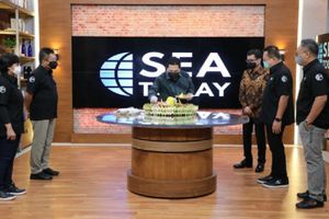 <p>Menteri BUMN RI Erick Thohir (tengah) memotong tumpeng sebagai simbol soft launching disaksikan Menteri Pariwisata & Ekonomi Kreatif Wishnutama Kusubandio (ketiga dari kanan), Wakil Menteri BUMN II Kartika Wirjoatmodjo (paling kanan), Komisaris Utama Telkom Rhenald Kasali (kedua dari kanan), Direktur Utama Telkom Ririek Adriansyah (kedua dari kiri), dan Direktur Consumer Service Telkom FM Venusiana R. (paling kiri) di Jakarta, Rabu (28/10). / Dok. Telkom</p>