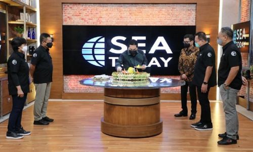 <p>Menteri BUMN RI Erick Thohir (tengah) memotong tumpeng sebagai simbol soft launching disaksikan Menteri Pariwisata & Ekonomi Kreatif Wishnutama Kusubandio (ketiga dari kanan), Wakil Menteri BUMN II Kartika Wirjoatmodjo (paling kanan), Komisaris Utama Telkom Rhenald Kasali (kedua dari kanan), Direktur Utama Telkom Ririek Adriansyah (kedua dari kiri), dan Direktur Consumer Service Telkom FM Venusiana R. (paling kiri) di Jakarta, Rabu (28/10). / Dok. Telkom</p>
