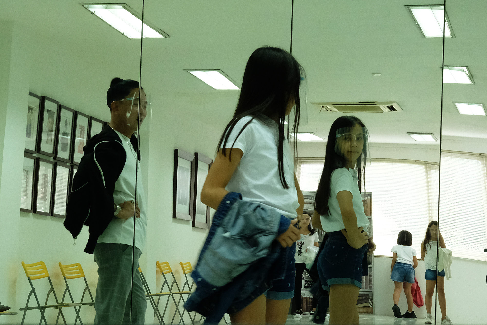 <p>Siswa sekolah model mengikuti sesi kelas &#8221; Walk With Property&#8221; di Look Academy, Jakarta, Sabtu, 17 Oktober 2020. Foto: Ismail Pohan/TrenAsia</p>
