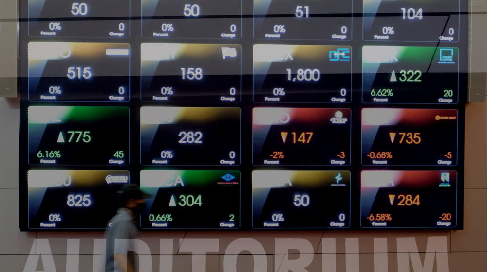 <p>Karyawan berktivitas dengan latar pergerakan Indek Harga Saham Gabungan (IHSG) di Gedung Bursa Efek Indonesia (BEI), Jakarta, Rabu, 14 Oktober 2020. Indeks Harga Saham Gabungan (IHSG) mampu bertahan di atas 5.000 dan parkir di zona hijau dengan menguat 0,85 persen ke level 5.176,099 pada akhir sesi. Sebanyak 213 saham menguat, 217 terkoreksi, dan 161 stagnan, IHSG mengalami penguatan seiring dengan sentimen Omnibus Law dan langkah Bank Indonesia untuk pemulihan ekonomi. Selain itu, rencana merger bank BUMN syariah turut mendorong saham-saham perbankan lainnya, dan mengisi jajaran top gainers hari ini. Foto: Ismail Pohan/TrenAsia</p>
