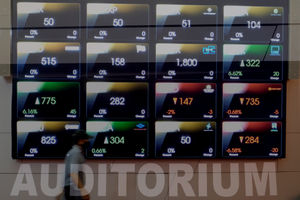 <p>Karyawan berktivitas dengan latar pergerakan Indek Harga Saham Gabungan (IHSG) di Gedung Bursa Efek Indonesia (BEI), Jakarta, Rabu, 14 Oktober 2020. Indeks Harga Saham Gabungan (IHSG) mampu bertahan di atas 5.000 dan parkir di zona hijau dengan menguat 0,85 persen ke level 5.176,099 pada akhir sesi. Sebanyak 213 saham menguat, 217 terkoreksi, dan 161 stagnan, IHSG mengalami penguatan seiring dengan sentimen Omnibus Law dan langkah Bank Indonesia untuk pemulihan ekonomi. Selain itu, rencana merger bank BUMN syariah turut mendorong saham-saham perbankan lainnya, dan mengisi jajaran top gainers hari ini. Foto: Ismail Pohan/TrenAsia</p>
