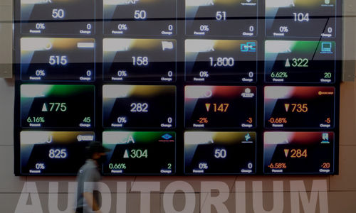 <p>Karyawan berktivitas dengan latar pergerakan Indek Harga Saham Gabungan (IHSG) di Gedung Bursa Efek Indonesia (BEI), Jakarta, Rabu, 14 Oktober 2020. Indeks Harga Saham Gabungan (IHSG) mampu bertahan di atas 5.000 dan parkir di zona hijau dengan menguat 0,85 persen ke level 5.176,099 pada akhir sesi. Sebanyak 213 saham menguat, 217 terkoreksi, dan 161 stagnan, IHSG mengalami penguatan seiring dengan sentimen Omnibus Law dan langkah Bank Indonesia untuk pemulihan ekonomi. Selain itu, rencana merger bank BUMN syariah turut mendorong saham-saham perbankan lainnya, dan mengisi jajaran top gainers hari ini. Foto: Ismail Pohan/TrenAsia</p>
