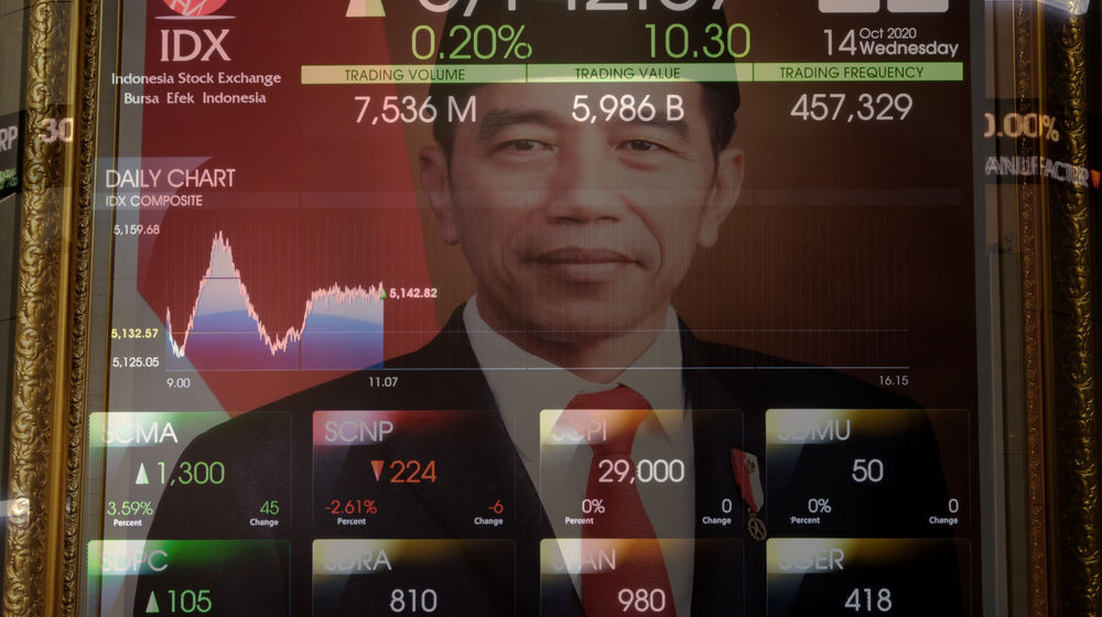 <p>Layar pergerakan Indek Harga Saham Gabungan (IHSG) di Gedung Bursa Efek Indonesia (BEI), Jakarta, Rabu, 14 Oktober 2020. Indeks Harga Saham Gabungan (IHSG) mampu bertahan di atas 5.000 dan parkir di zona hijau dengan menguat 0,85 persen ke level 5.176,099 pada akhir sesi. Sebanyak 213 saham menguat, 217 terkoreksi, dan 161 stagnan, IHSG mengalami penguatan seiring dengan sentimen Omnibus Law dan langkah Bank Indonesia untuk pemulihan ekonomi. Selain itu, rencana merger bank BUMN syariah turut mendorong saham-saham perbankan lainnya, dan mengisi jajaran top gainers hari ini. Foto: Ismail Pohan/TrenAsia</p>
