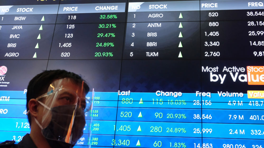 <p>Karyawan berktivitas dengan latar pergerakan Indek Harga Saham Gabungan (IHSG) di Gedung Bursa Efek Indonesia (BEI), Jakarta, Rabu, 14 Oktober 2020. Indeks Harga Saham Gabungan (IHSG) mampu bertahan di atas 5.000 dan parkir di zona hijau dengan menguat 0,85 persen ke level 5.176,099 pada akhir sesi. Sebanyak 213 saham menguat, 217 terkoreksi, dan 161 stagnan, IHSG mengalami penguatan seiring dengan sentimen Omnibus Law dan langkah Bank Indonesia untuk pemulihan ekonomi. Selain itu, rencana merger bank BUMN syariah turut mendorong saham-saham perbankan lainnya, dan mengisi jajaran top gainers hari ini. Foto: Ismail Pohan/TrenAsia</p>