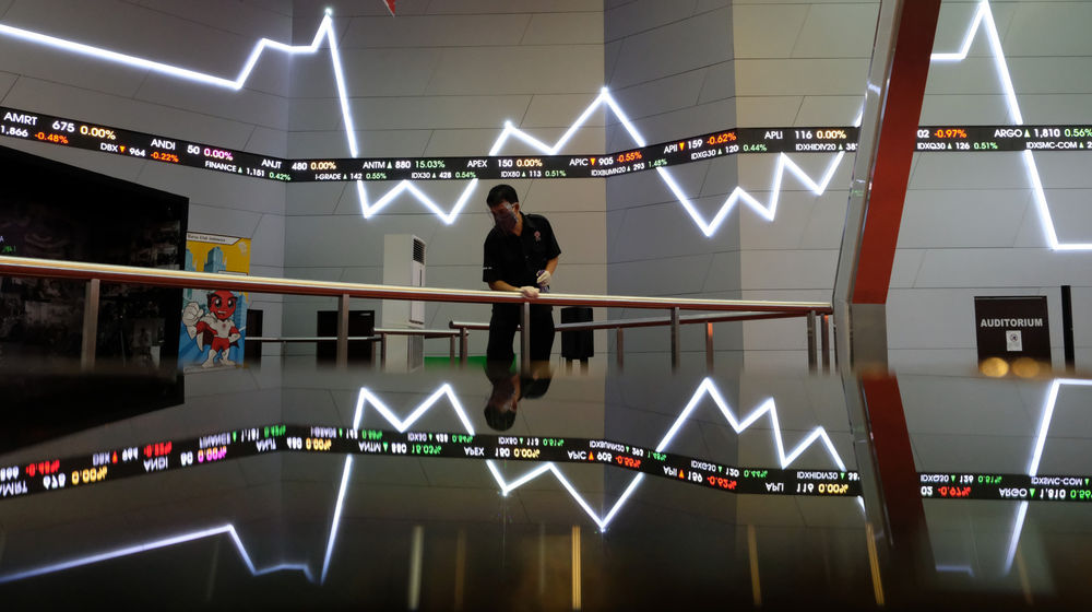 <p>Karyawan berktivitas dengan latar pergerakan Indek Harga Saham Gabungan (IHSG) di Gedung Bursa Efek Indonesia (BEI), Jakarta, Rabu, 14 Oktober 2020. Indeks Harga Saham Gabungan (IHSG) mampu bertahan di atas 5.000 dan parkir di zona hijau dengan menguat 0,85 persen ke level 5.176,099 pada akhir sesi. Sebanyak 213 saham menguat, 217 terkoreksi, dan 161 stagnan, IHSG mengalami penguatan seiring dengan sentimen Omnibus Law dan langkah Bank Indonesia untuk pemulihan ekonomi. Selain itu, rencana merger bank BUMN syariah turut mendorong saham-saham perbankan lainnya, dan mengisi jajaran top gainers hari ini. Foto: Ismail Pohan/TrenAsia</p>
