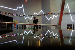 <p>Karyawan berktivitas dengan latar pergerakan Indek Harga Saham Gabungan (IHSG) di Gedung Bursa Efek Indonesia (BEI), Jakarta, Rabu, 14 Oktober 2020. Indeks Harga Saham Gabungan (IHSG) mampu bertahan di atas 5.000 dan parkir di zona hijau dengan menguat 0,85 persen ke level 5.176,099 pada akhir sesi. Sebanyak 213 saham menguat, 217 terkoreksi, dan 161 stagnan, IHSG mengalami penguatan seiring dengan sentimen Omnibus Law dan langkah Bank Indonesia untuk pemulihan ekonomi. Selain itu, rencana merger bank BUMN syariah turut mendorong saham-saham perbankan lainnya, dan mengisi jajaran top gainers hari ini. Foto: Ismail Pohan/TrenAsia</p>
