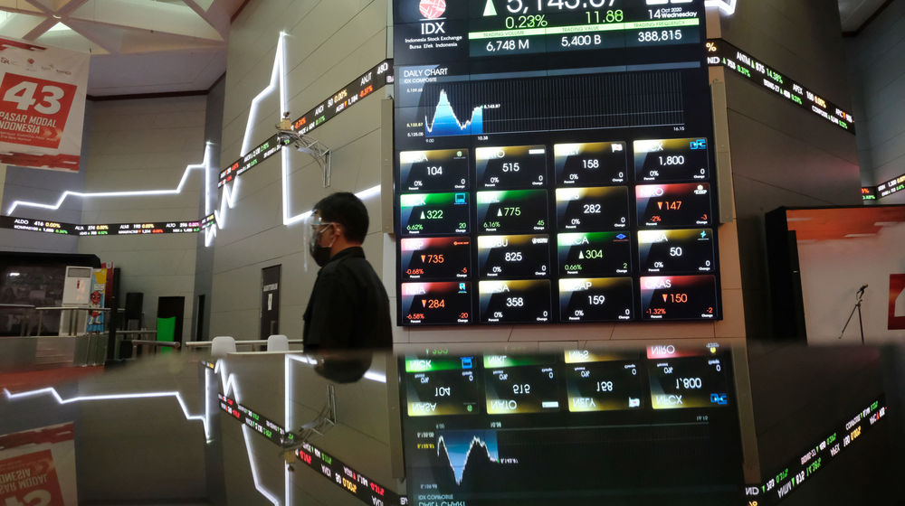 <p>Karyawan berktivitas dengan latar pergerakan Indek Harga Saham Gabungan (IHSG) di Gedung Bursa Efek Indonesia (BEI), Jakarta, Rabu, 14 Oktober 2020. Indeks Harga Saham Gabungan (IHSG) mampu bertahan di atas 5.000 dan parkir di zona hijau dengan menguat 0,85 persen ke level 5.176,099 pada akhir sesi. Sebanyak 213 saham menguat, 217 terkoreksi, dan 161 stagnan, IHSG mengalami penguatan seiring dengan sentimen Omnibus Law dan langkah Bank Indonesia untuk pemulihan ekonomi. Selain itu, rencana merger bank BUMN syariah turut mendorong saham-saham perbankan lainnya, dan mengisi jajaran top gainers hari ini. Foto: Ismail Pohan/TrenAsia</p>