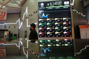 <p>Karyawan berktivitas dengan latar pergerakan Indek Harga Saham Gabungan (IHSG) di Gedung Bursa Efek Indonesia (BEI), Jakarta, Rabu, 14 Oktober 2020. Indeks Harga Saham Gabungan (IHSG) mampu bertahan di atas 5.000 dan parkir di zona hijau dengan menguat 0,85 persen ke level 5.176,099 pada akhir sesi. Sebanyak 213 saham menguat, 217 terkoreksi, dan 161 stagnan, IHSG mengalami penguatan seiring dengan sentimen Omnibus Law dan langkah Bank Indonesia untuk pemulihan ekonomi. Selain itu, rencana merger bank BUMN syariah turut mendorong saham-saham perbankan lainnya, dan mengisi jajaran top gainers hari ini. Foto: Ismail Pohan/TrenAsia</p>
