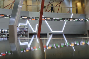 <p>Karyawan berktivitas dengan latar pergerakan Indek Harga Saham Gabungan (IHSG) di Gedung Bursa Efek Indonesia (BEI), Jakarta, Rabu, 14 Oktober 2020. Foto: Ismail Pohan/TrenAsia</p>
