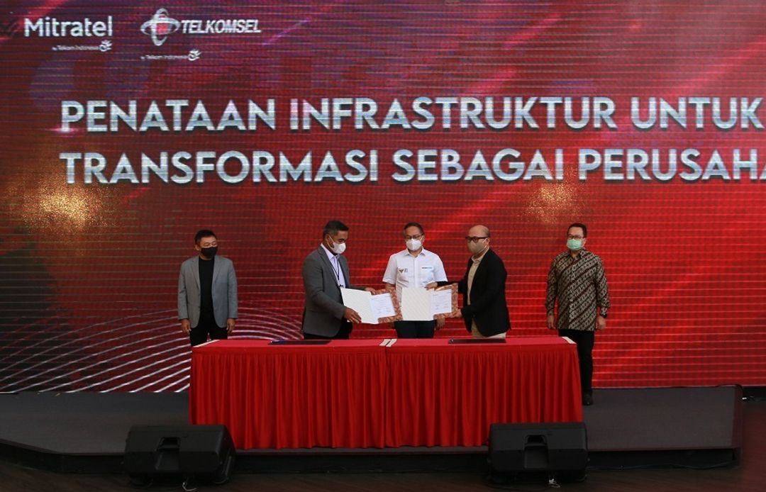 <p>Direktur Utama Mitratel Theodorus Ardi Hartoko (kedua dari kiri) dan Direktur Utama Telkomsel Setyanto Hantoro (kedua dari kanan) menunjukkan naskah akta Perjanjian Jual Beli (Sale and Purchase Agreement/SPA) tahap I untuk pengalihan kepemilikan sebanyak 1.911 dari total 6.050 menara telekomunikasi Telkomsel ke Mitratel disaksikan Wakil Menteri BUMN II Kartika Wirjoatmodjo (tengah), Komisaris Utama Telkom Rhenald Kasali (paling kanan), dan Direktur Utama Telkom Ririek Adriansyah (paling kiri) di Jakarta, Selasa (20/10). / Dok. Telkom</p>
