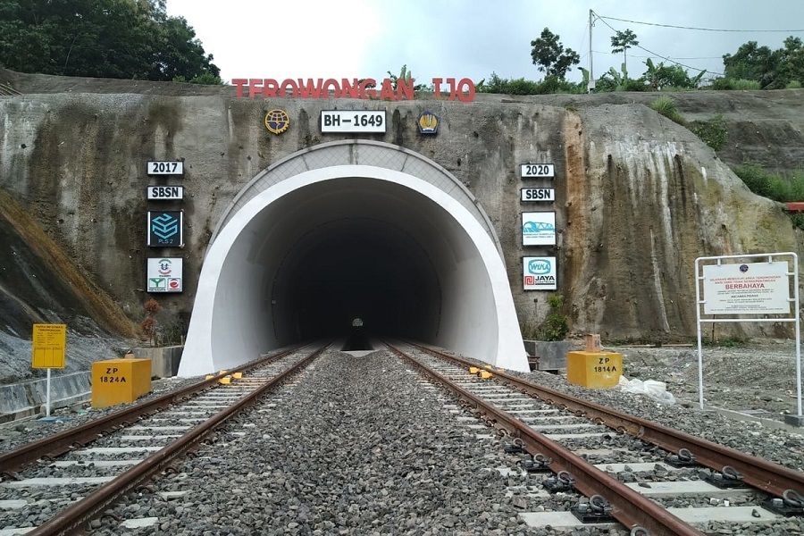 <p>Terowongan Ijo merupakan bagian dari Proyek Pembangunan Jalur Ganda Kereta Api Lintas Selatan Jawa II yang berlokasi di Kebumen, Jawa Tengah. Terowongan yang menembus perbukitan kapur Gunung Malang ini merupakan salah satu terowongan kereta api aktif terpanjang di Indonesia. / Wika-beton.co.id</p>
