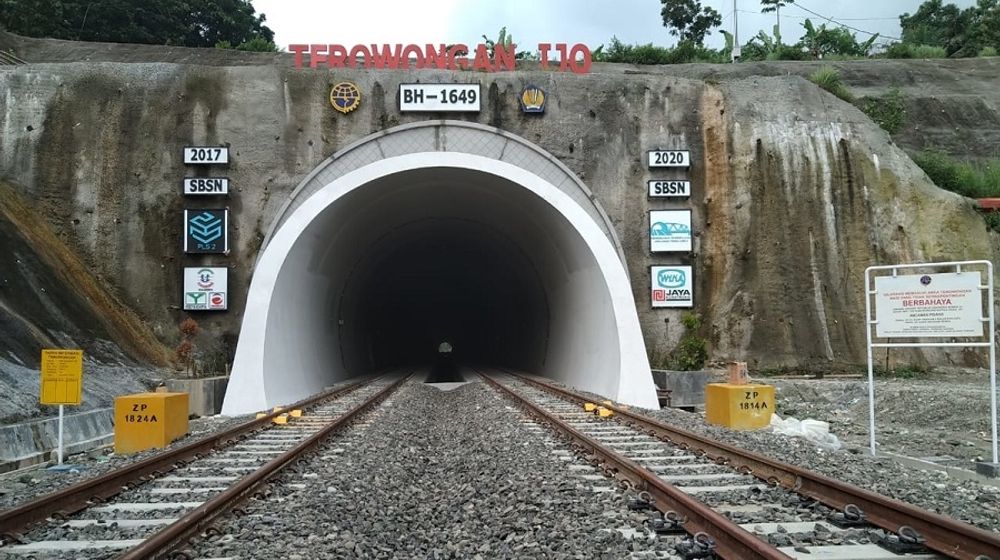 <p>Terowongan Ijo merupakan bagian dari Proyek Pembangunan Jalur Ganda Kereta Api Lintas Selatan Jawa II yang berlokasi di Kebumen, Jawa Tengah. Terowongan yang menembus perbukitan kapur Gunung Malang ini merupakan salah satu terowongan kereta api aktif terpanjang di Indonesia. / Wika-beton.co.id</p>
