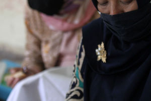 <p>Sejumlah ibu-ibu anggota Komunitas Batik Makarya menggelar kegiatan membatik bersama dalam rangka peringatan Hari Batik Nasional di Larangan Selatan, Tangerang, Banten, kamis 1 Oktober 2020. Hari Batik Nasional yang diperingati setiap tanggal 2 Oktober dijadikan momentum untuk terus berkarya sebagai upaya untuk menjaga dan melestarikan batik sebagai warisan budaya bangsa meski ditengah pandemi COVID-19. Foto: Panji Asmoro/TrenAsia</p>
