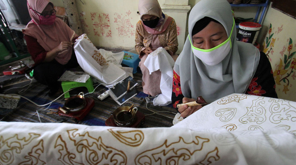 <p>Sejumlah ibu-ibu anggota Komunitas Batik Makarya menggelar kegiatan membatik bersama dalam rangka peringatan Hari Batik Nasional di Larangan Selatan, Tangerang, Banten, kamis 1 Oktober 2020. Hari Batik Nasional yang diperingati setiap tanggal 2 Oktober dijadikan momentum untuk terus berkarya sebagai upaya untuk menjaga dan melestarikan batik sebagai warisan budaya bangsa meski ditengah pandemi COVID-19. Foto: Panji Asmoro/TrenAsia</p>
