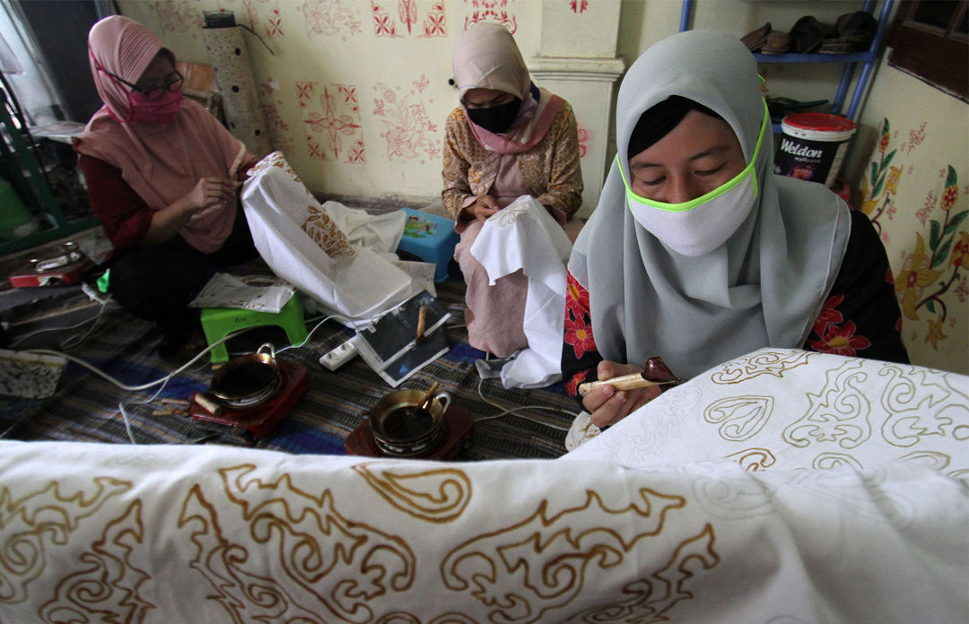 <p>Sejumlah ibu-ibu anggota Komunitas Batik Makarya menggelar kegiatan membatik bersama dalam rangka peringatan Hari Batik Nasional di Larangan Selatan, Tangerang, Banten, kamis 1 Oktober 2020. Hari Batik Nasional yang diperingati setiap tanggal 2 Oktober dijadikan momentum untuk terus berkarya sebagai upaya untuk menjaga dan melestarikan batik sebagai warisan budaya bangsa meski ditengah pandemi COVID-19. Foto: Panji Asmoro/TrenAsia</p>
