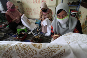 <p>Sejumlah ibu-ibu anggota Komunitas Batik Makarya menggelar kegiatan membatik bersama dalam rangka peringatan Hari Batik Nasional di Larangan Selatan, Tangerang, Banten, kamis 1 Oktober 2020. Hari Batik Nasional yang diperingati setiap tanggal 2 Oktober dijadikan momentum untuk terus berkarya sebagai upaya untuk menjaga dan melestarikan batik sebagai warisan budaya bangsa meski ditengah pandemi COVID-19. Foto: Panji Asmoro/TrenAsia</p>
