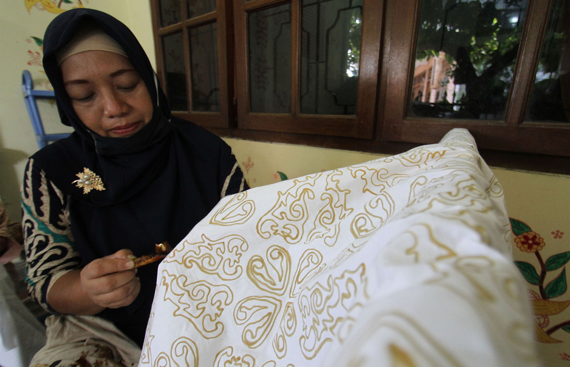 <p>Sejumlah ibu anggota Komunitas Batik Makarya menggelar kegiatan membatik bersama dalam rangka peringatan Hari Batik Nasional di Larangan Selatan, Tangerang, Banten, Kamis 1 Oktober 2020. Foto: Panji Asmoro/TrenAsia</p>
